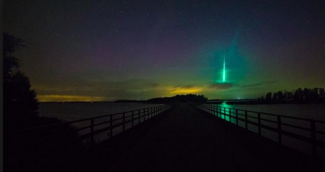 TwitGinger's tweet photo. Un #meteorite verde (forse un bolide) squarcia i cieli del Nord Italia, decine di segnalazioni (@Fedez compreso!) https://t.co/1p1lt2ORwC https://t.co/UZkPFEY3in