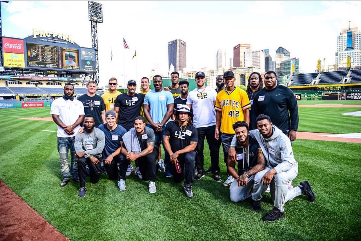 DBGy9E_UMAEnXit.jpg:large