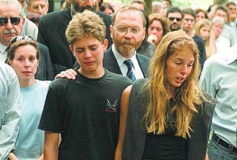 Irmão de Suzane von Richthofen é retirado da Cracolândia em São Paulo glo.bo/2qx5iJy