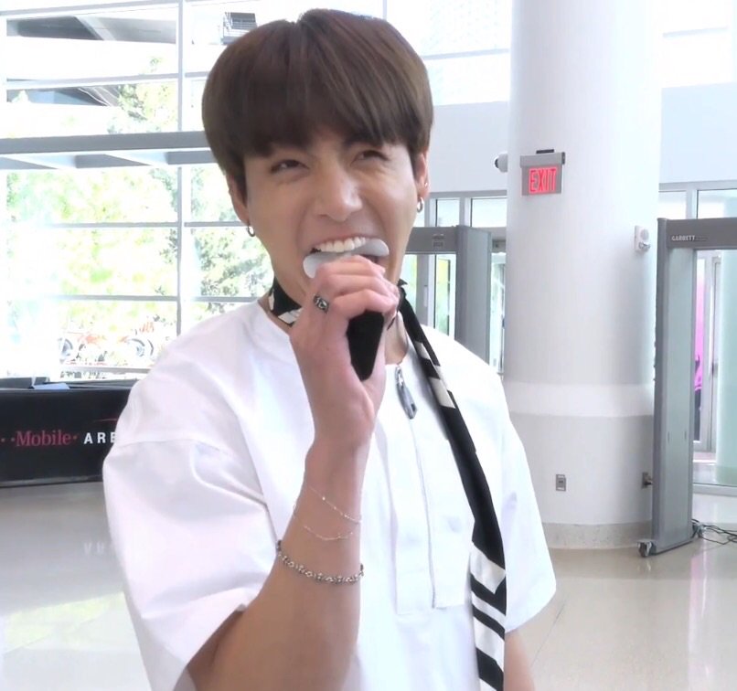 btsbabys's tweet photo. o que pessoas normais fazem com um ventilador???? tomam ar
mas jungkook não eh uma pessoa normal então ele enfia na boca https://t.co/wVjY6KKaTL
