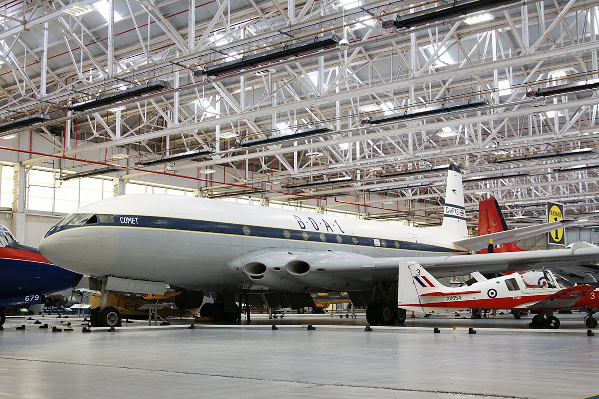 あざひが そしてhangar 1最大の目玉は御存じデ ハビランド コメット レジ番g Apasの同機は現存する唯一のコメット1 機体自体の美しさもさることながら 片隅には有名な疲労破壊の実験に使われた供試体が置かれており この航空機が様々な意味で歴史的で あざひが そしてhangar 1最大の目玉は御存じデ ハビランド コメット レジ番g Apasの同機は現存する唯一のコメット1 機体自体の美しさもさることながら 片隅には有名な疲労破壊の実験に使われた供試体が置かれており この航空機が様々な意味で歴史的で