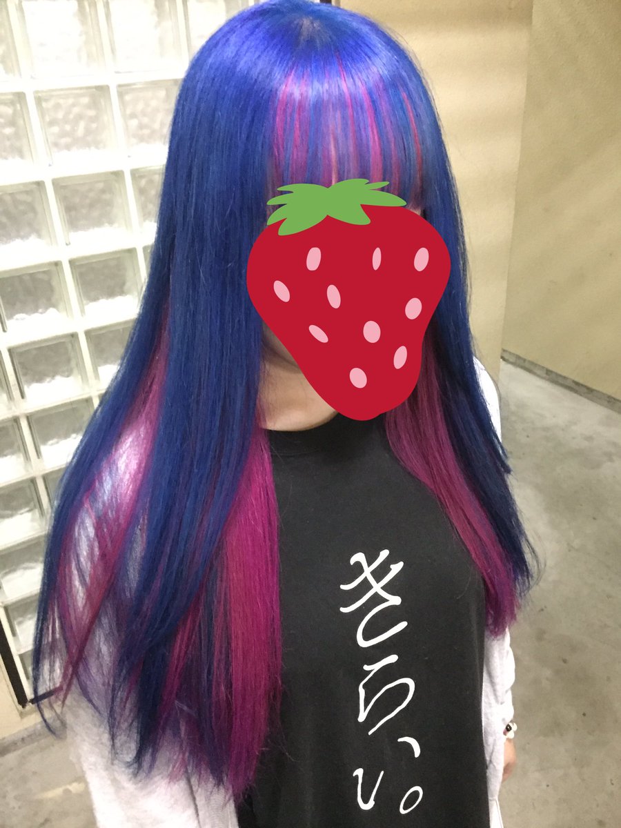 ストロベリーロックス 赤羽カラー専門店 本日のヘアカラー 派手髪の象徴とも言える青とピンクのツートンカラー 前髪のインナーも可愛いんですけど 施術中ずっと きらい が気になってたんだけど最後に すき て知っておっさんちょれーってなった