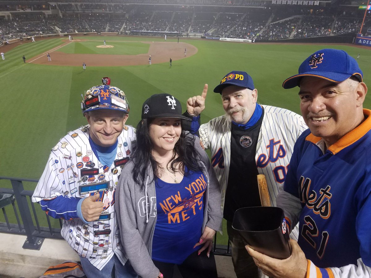 BlueDreams381's tweet image. #Pinman #SignGuy #CowbellMan #Mets #LGM #NYM #CitiField #LetsGoMets #MetsFanAreTheBest @nymets @SNYtv