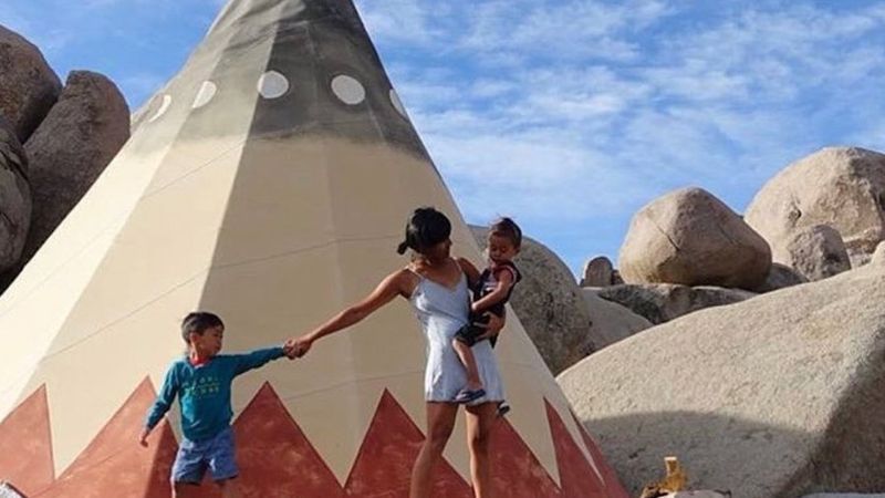 mic's tweet photo. Airbnb tells users to go "off the grid ... Sioux style" in California, which is not Sioux land https://t.co/oAqP4uPD3F https://t.co/b0aScyqGSF