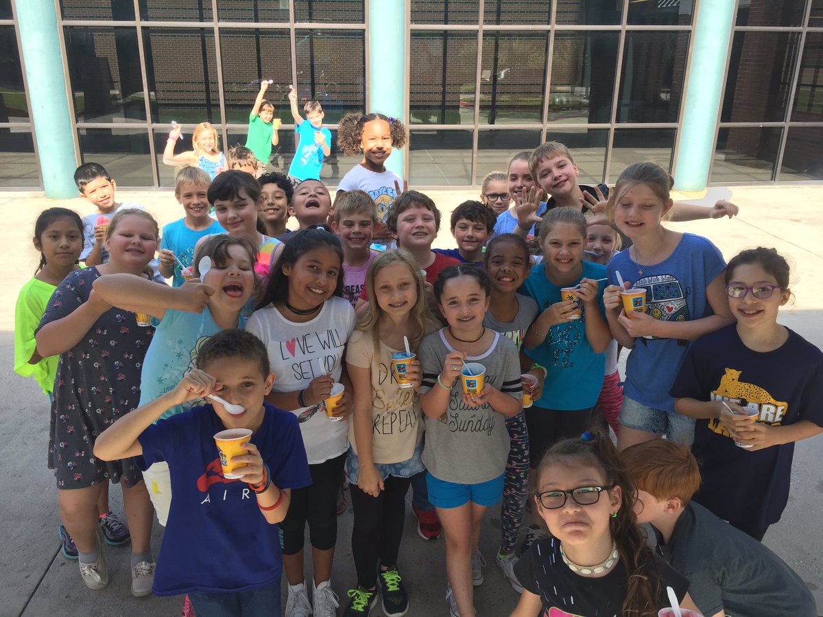 erin_mathe's tweet photo. NEAT students celebrate with KONA Ice! #leopardstweet #konaice #feelslikesummer https://t.co/EJK0fU9GDM