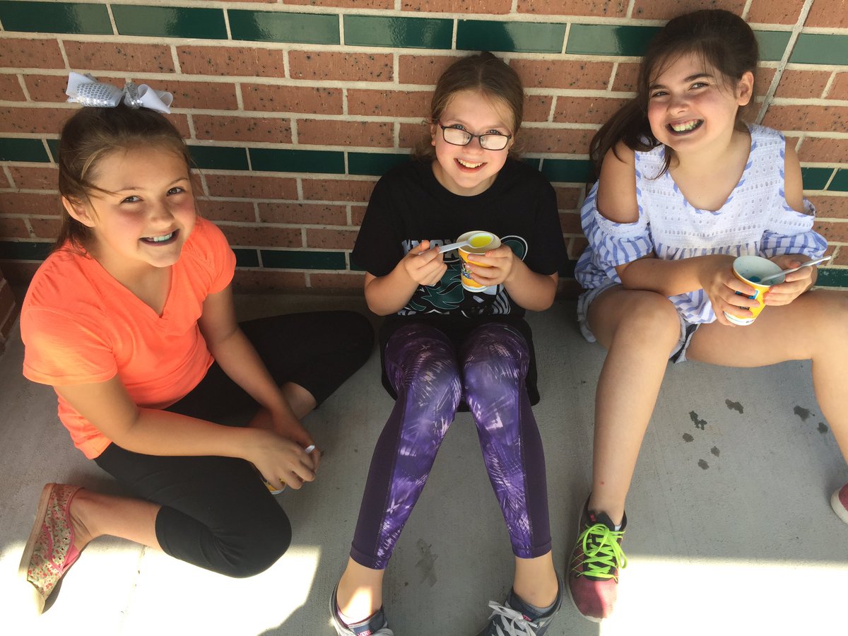 erin_mathe's tweet photo. NEAT students celebrate with KONA Ice! #leopardstweet #konaice #feelslikesummer https://t.co/EJK0fU9GDM