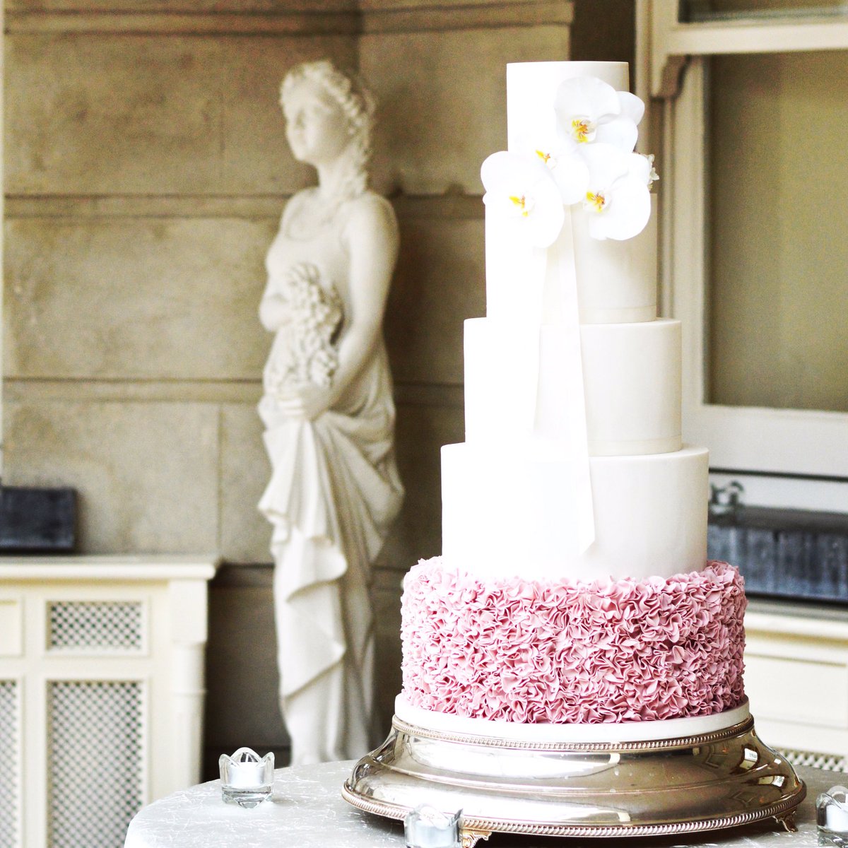 cgcakedesign's tweet photo. Back at one of my favourite venues @Tankardstown amazing for #cakephotography so happy Fiona and Andrew served the cake as dessert. https://t.co/HWdGz2WBns