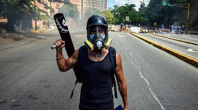 ConElMazoDando's tweet photo. ¿Desarmados? Vivo Play sapeó a los terroristas: ¡Sí usan armas caseras! - https://t.co/hvN0bGaqAw https://t.co/psWqVIoDMV