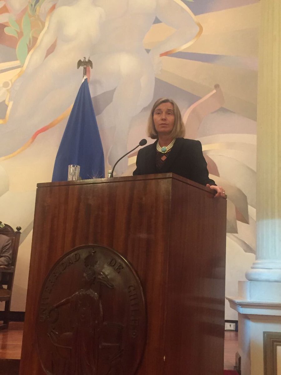 UEenChile's tweet photo. Federica Mogherini, Alta Reptte. #UE, escuchó las experiencias e historias personales de alumnos @EUErasmusPlus en #Chile. https://t.co/NIAOXfHHqA