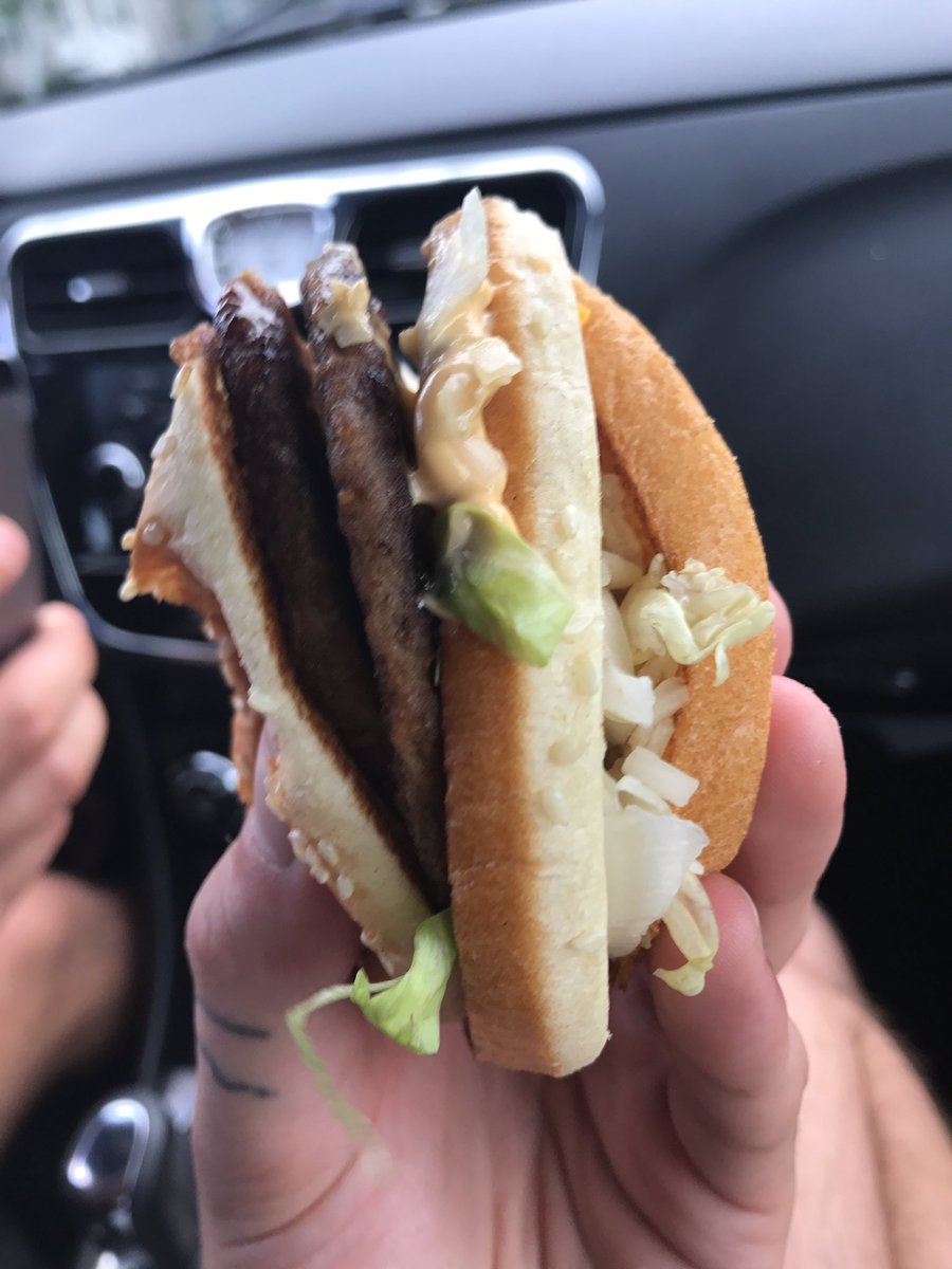 GROSS__'s tweet photo. @McDonalds bun, patty, party, bun, lettuce and bun wtf kind of Big Mac is this...smh 😒 https://t.co/gpHfc52OEr