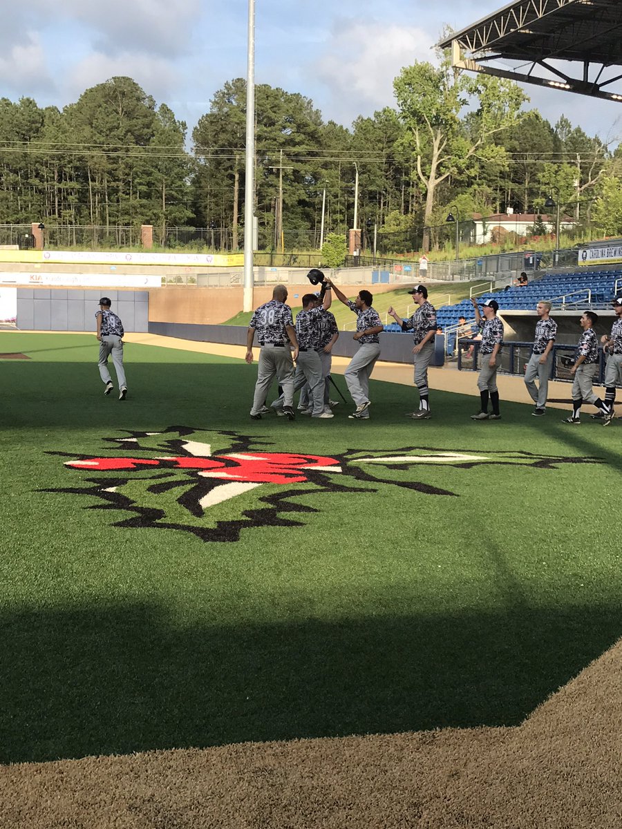 The_NCBA's tweet photo. Solo bombs by Andary &amp; Cole puts @UNRClubBaseball up 2-0 in the first over @Knightsclubball :: It's a beautiful night for ⚾️‼️ https://t.co/l7XaBW3NqT