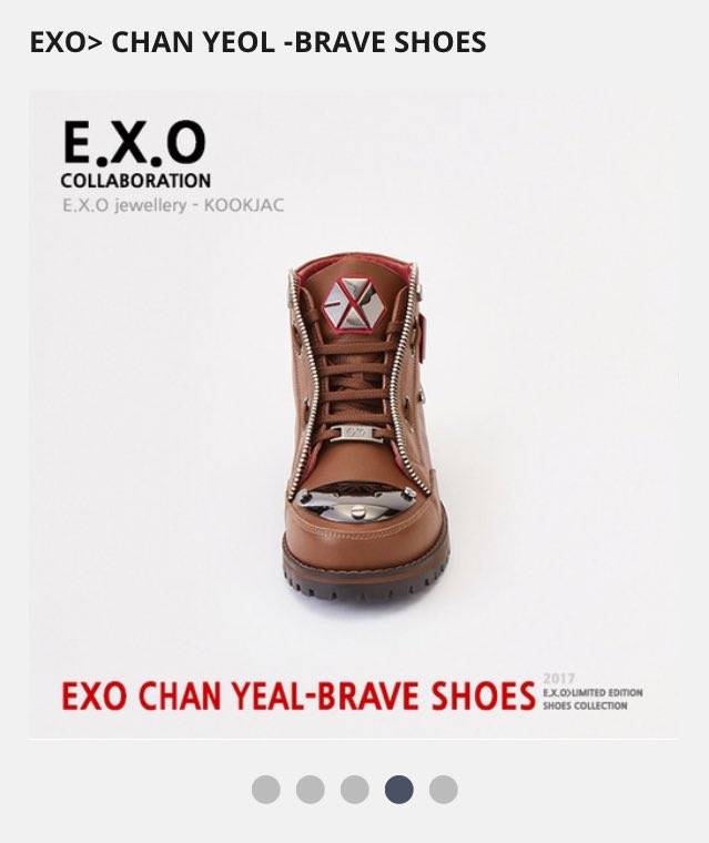 SWTYeolKrisYeol's tweet photo. รองเท้าที่สมาชิกในวงช่วยกันออกแบบนะคะ ใครอยากได้ไปตำกันได้ ของลูกพิชานก็เท่ฝุดๆ ถ้าไม่นับค่ายเขียนชื่อผิดน่ะนะ 😂😂 https://t.co/Q52PFGDSDc