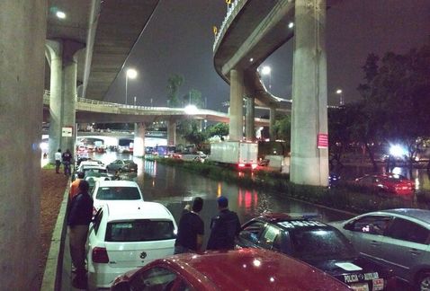 NoticiasCDMX1's tweet photo. El día de ayer Tormenta al #Sur de #CDMX que dejó almenos 30 árboles caídos, daños a viviendas y fue la más fuerte registrada en años! https://t.co/FsTAWn2n80