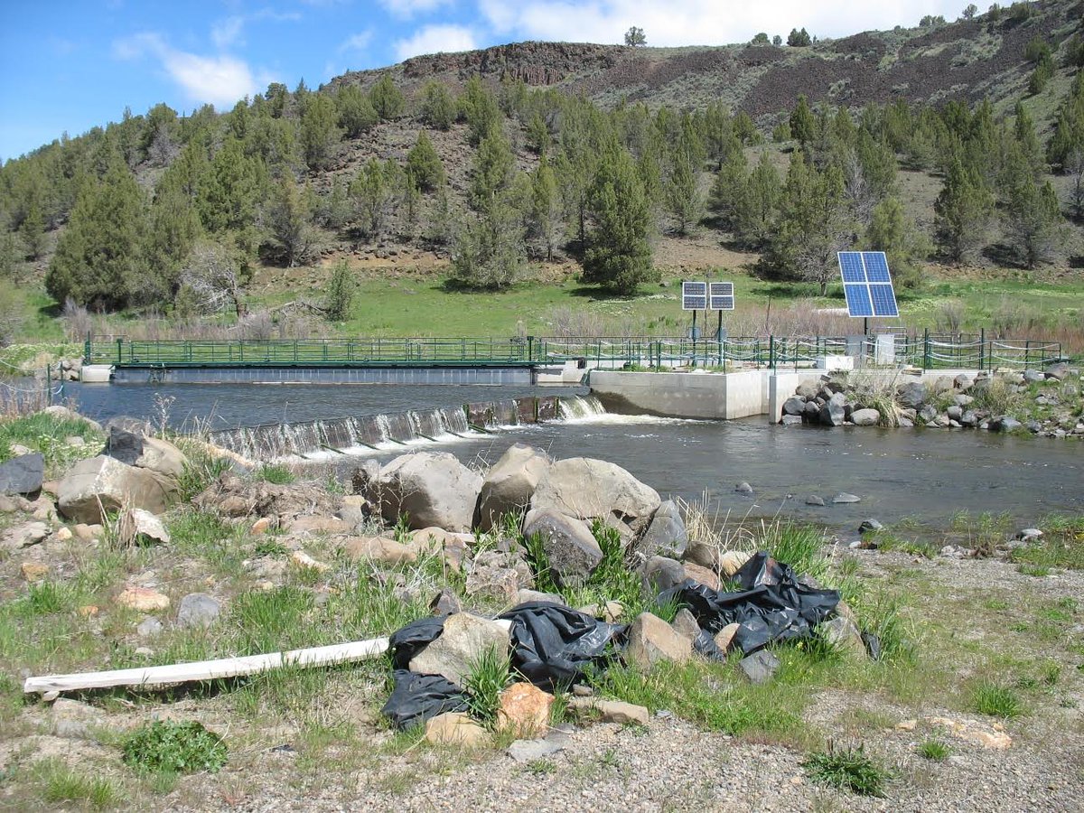 unboundsolar's tweet photo. The solar powered fish screens @MyODFW installed to keep fish out of irrigation canals! 🌞🐟 #CustomerInstallation https://t.co/yKNzn4qhLL