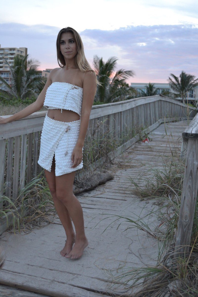 Drift_onisland's tweet photo. Let's bask in a mesmerizing sunset and embrace the peace of the beach! DesignsbyRobertaHurlburt #AvoidStressPursueBeauty #IslandStyle https://t.co/VstJjCQ5vc