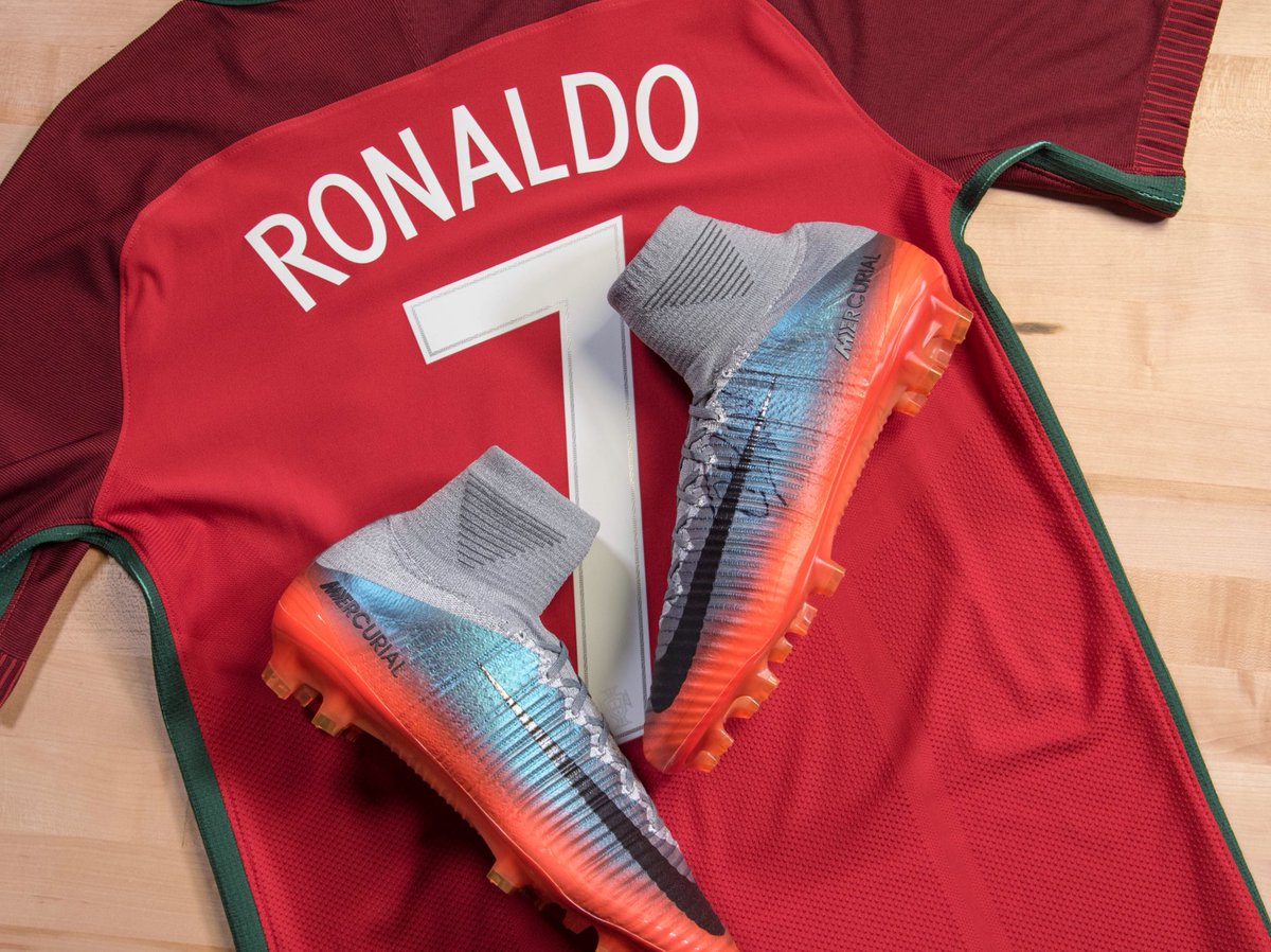 soccerdotcom's tweet photo. #CR7 Giveaway!

RT + hit the link to win a pair of @Cristiano signed @nikesoccer #Mercurial Superflys!!

👉 https://t.co/OqNQEHN538 https://t.co/VwjyYRT9J1