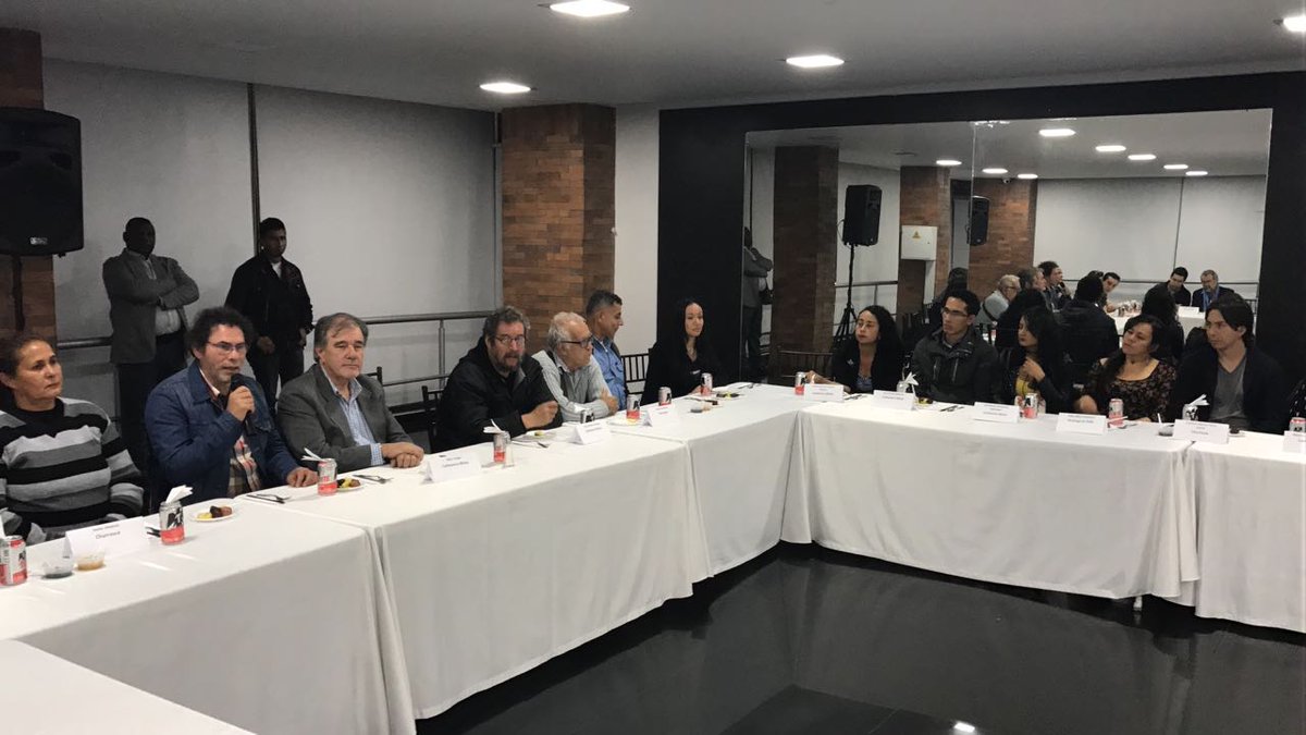 ComunesCoL's tweet photo. #AhoraFARC @AlapePastorFARC se reúne con jóvenes y profesores @UNColombia q participaron en el censo socio-económico
https://t.co/nNmodYvWqh