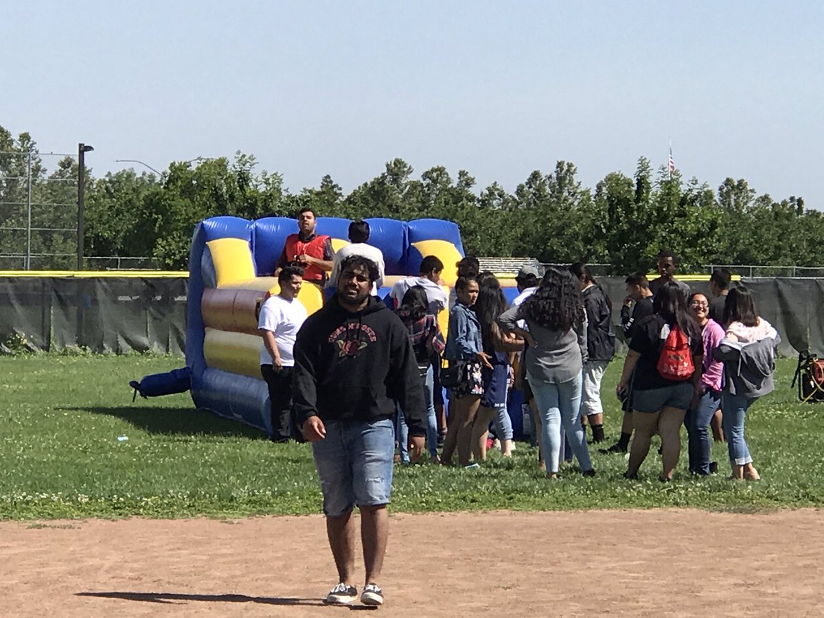 CCHS_Nelson's tweet photo. c/o 2017 fun at the Sr. picnic😀 https://t.co/mamNbv8iwM