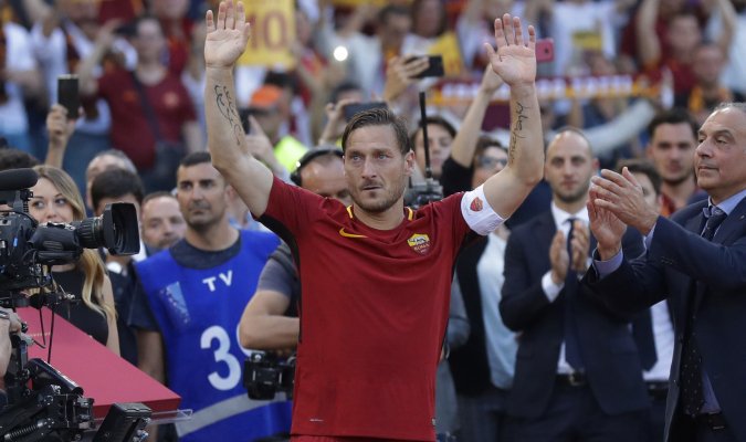 Meridianoonline's tweet photo. #Totti ya tiene su propia plaza (+Foto) https://t.co/NUaPV2dgHM https://t.co/QnZpOEWb4g
