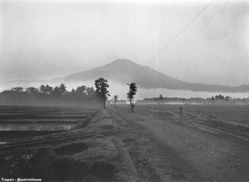 Jalan ke desa Walik di utara Purbalingga, 1920. Rel kereta bersilangan dg jalan desa. Slamet memandangi dr jauh.