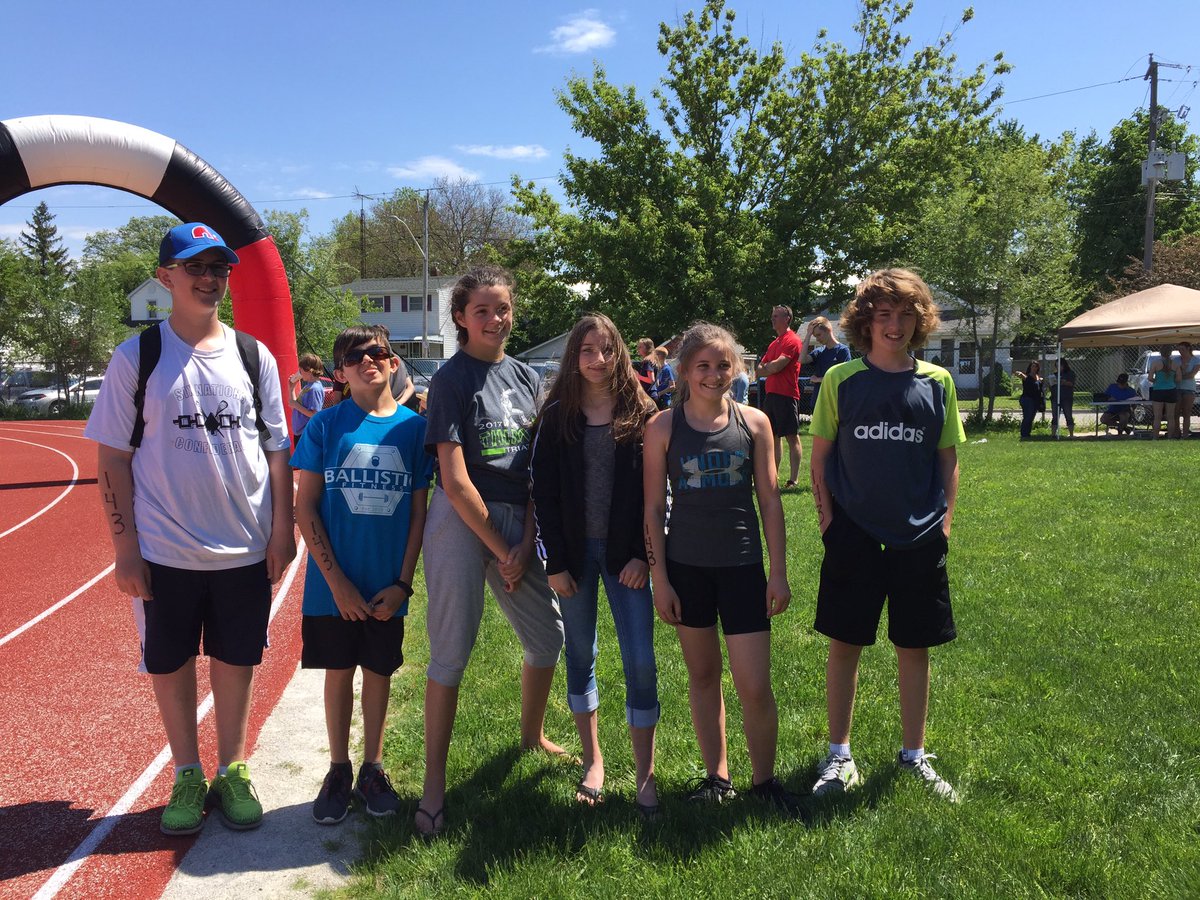 jensnelgrove's tweet photo. These kids are so great!! Proud of my boy for never letting his heart stop him #tinman #triathalon #tartans #elementaryteam #mylittlerunner https://t.co/my1WE3uOmM