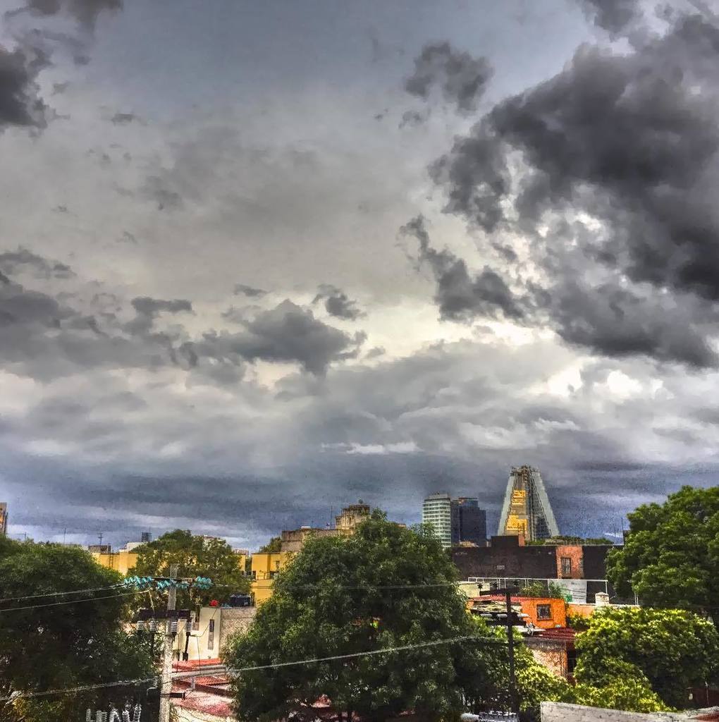 rafauskiv's tweet photo. Así atardece en la #CDMX desde mi casa #mextagram #intamex #sky #cloudporn #cloud #sunset #southview #hdr #hdrama #hdrmexico #mexico https://t.co/eR9bodLn8Y