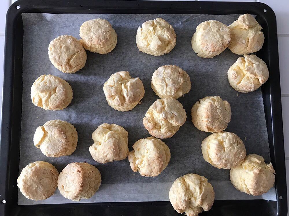 ゆとりの空間 栗原はるみ 栗原心平 栗原はるみブログ はるみdiary より 今日のおやつは カメラマンの希望で スコーンに手作りのクロテッドクリームとブルーベリージャムを添えます T Co 6d2pjfutsf 栗原はるみ はるみdiary