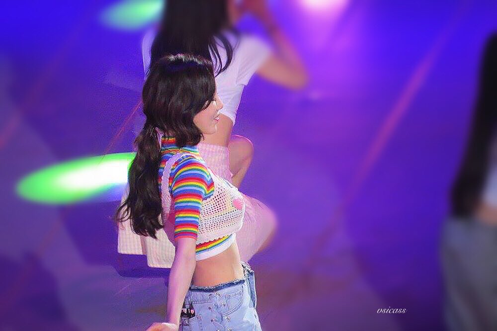 [PIC][18-05-2017]TaeYeon khởi hành đi Đài Loan để biểu diễn tại 3 đêm Concert “PERSONA” vào hôm nay - Page 7 DBHj5qcU0AEXOFl