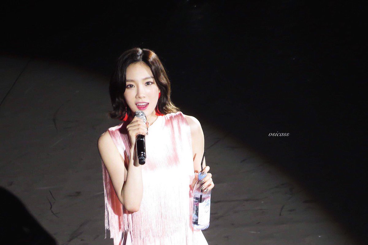 [PIC][18-05-2017]TaeYeon khởi hành đi Đài Loan để biểu diễn tại 3 đêm Concert “PERSONA” vào hôm nay - Page 7 DBHlTTRVYAEOX84