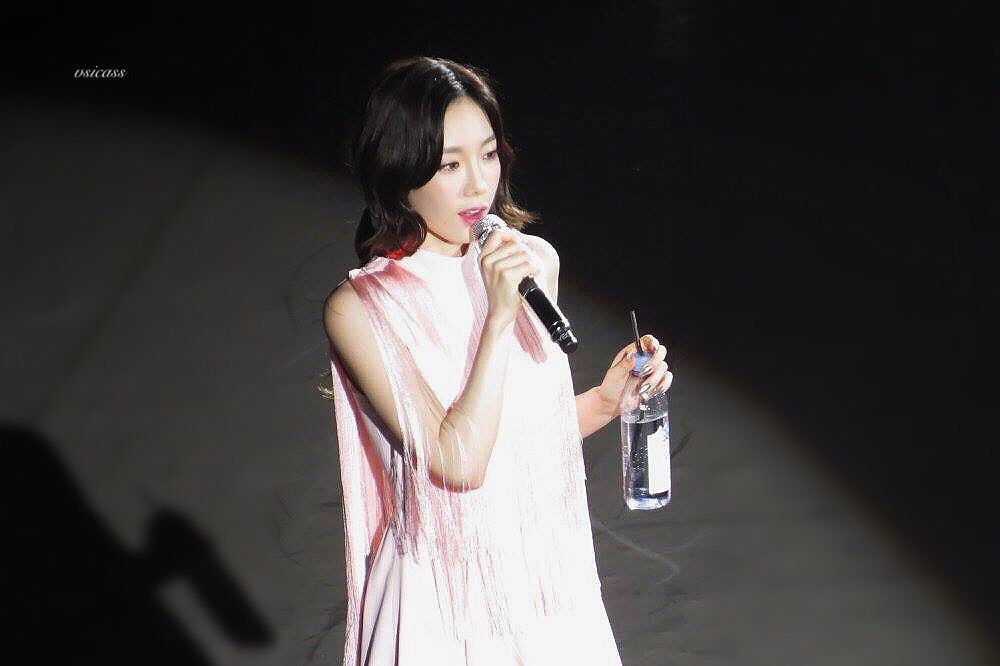 [PIC][18-05-2017]TaeYeon khởi hành đi Đài Loan để biểu diễn tại 3 đêm Concert “PERSONA” vào hôm nay - Page 7 DBHmhUkVwAADzDp