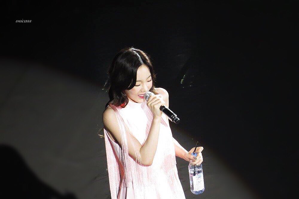 [PIC][18-05-2017]TaeYeon khởi hành đi Đài Loan để biểu diễn tại 3 đêm Concert “PERSONA” vào hôm nay - Page 7 DBHmhVAUAAAvw6m