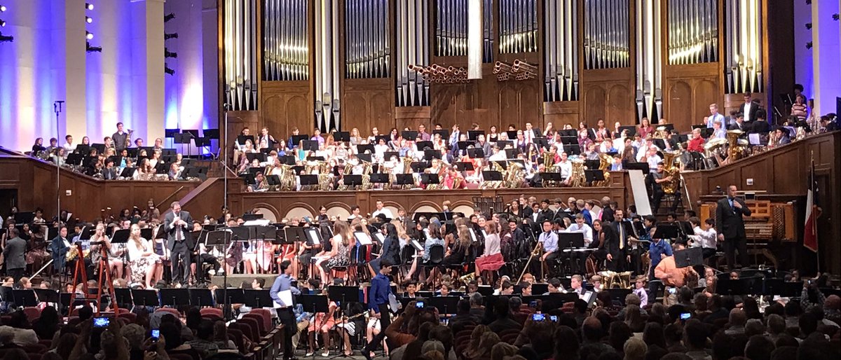 FriscoPD_SRO's tweet photo. The Clark Alumni band was impressive but check out this 540 piece current/alumni Clark Band. Wow!! https://t.co/IDl5g490OO