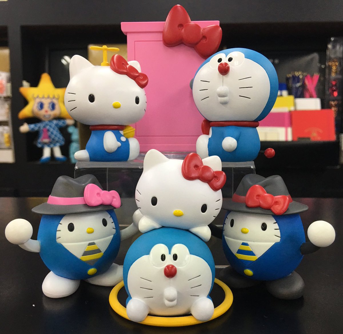 株式会社メディコム トイ Today S Project1 6 本日は Udf Doraemon Meets Hello Kitty をご紹介 色合いがベストマッチなudfです ドラえもんは猫型ロボットでしたね キティーちゃんモデルのひみつ道具は きっと女の子にも大人気ですね メディコム 株式会社メディコム トイ Today S Project1 6 本日は Udf Doraemon Meets Hello Kitty をご紹介 色合いがベストマッチなudfです ドラえもんは猫型ロボットでしたね キティーちゃんモデルのひみつ道具は きっと女の子にも大人気ですね メディコム