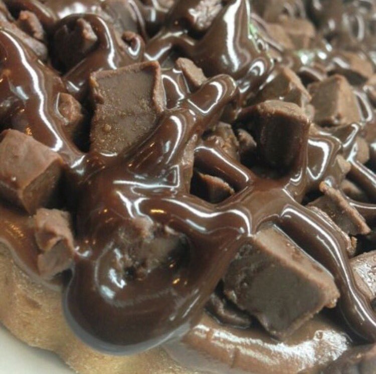 latttepostrebar's tweet photo. Cerrando esta noche así 😱 #Chocomotion 🍫🍫🍫 #Cheesecake #Nutella 😋 https://t.co/Bo21SQ25O6
