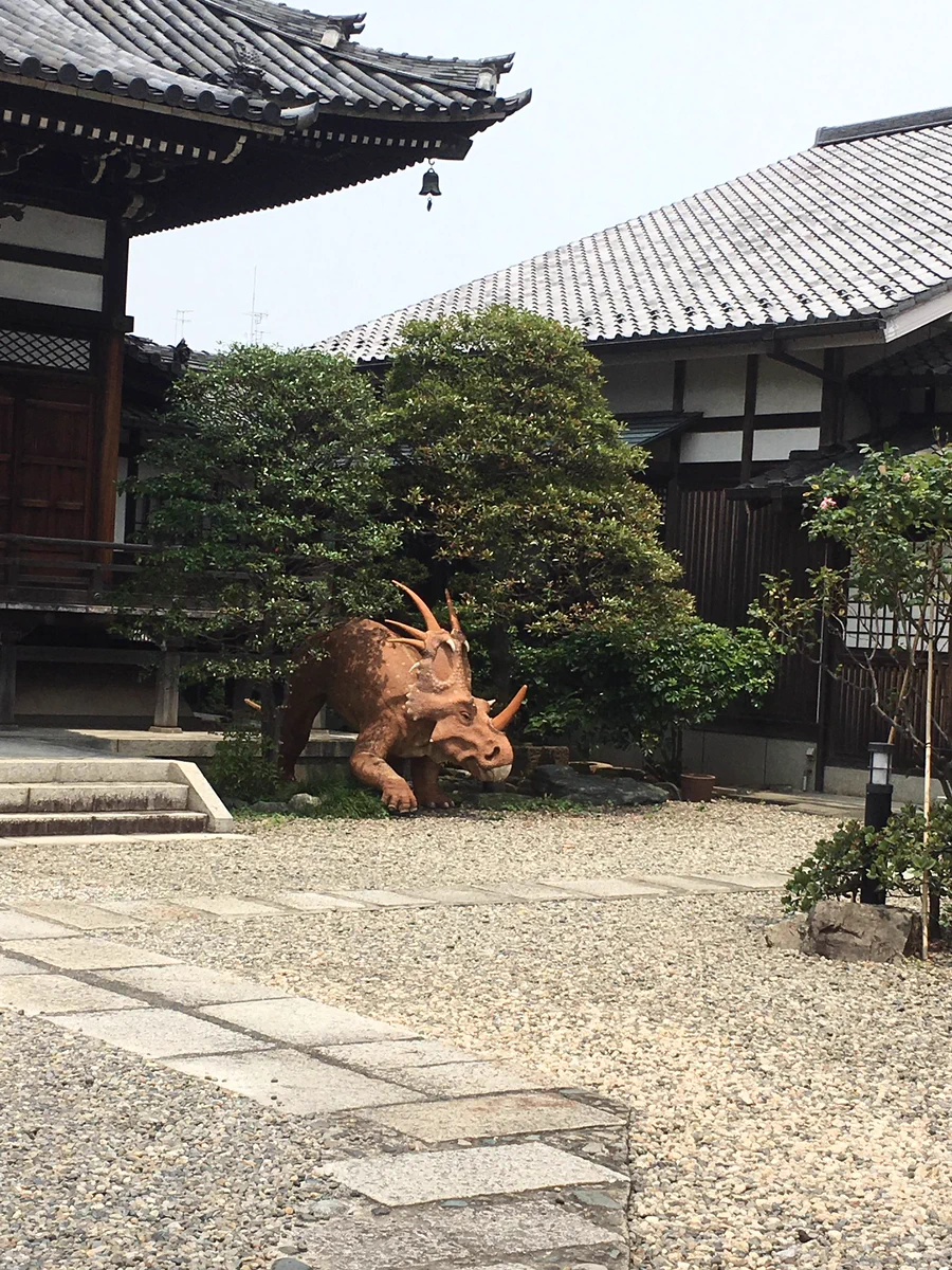 どういうコンセプトなの？ｗお寺に恐竜がいると話題にｗｗｗ