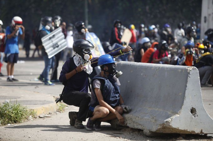 albaciudad's tweet photo. Periodista opositora fue atacada y tirada al piso por parecer “chavista” https://t.co/o2ASEVnGTJ https://t.co/JKKx3sHsmT