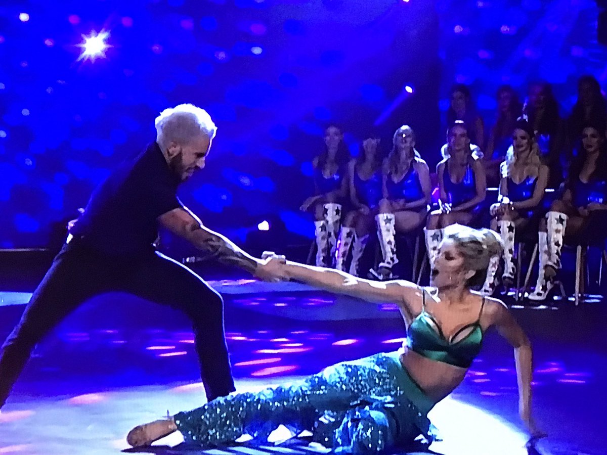 fedeupdates's tweet photo. IMAGEN DEL BAILE DE FEDE Y LAURA🔥 https://t.co/WDaulUEazR