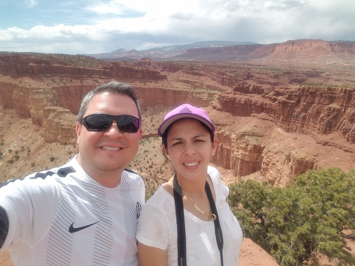 Yesmo79's tweet photo. @CapitolReefNPS @CoroGS #RoadTrip2017 #TheMighty5 https://t.co/egkOeDFtYF
