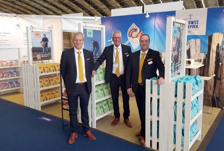 packonline's tweet photo. #Wilthagen doet succesvolle #lancering ambachtelijk Zeeuws #kroepoek op #PLMA17: https://t.co/YALnnuQH57 https://t.co/122PTWLELb