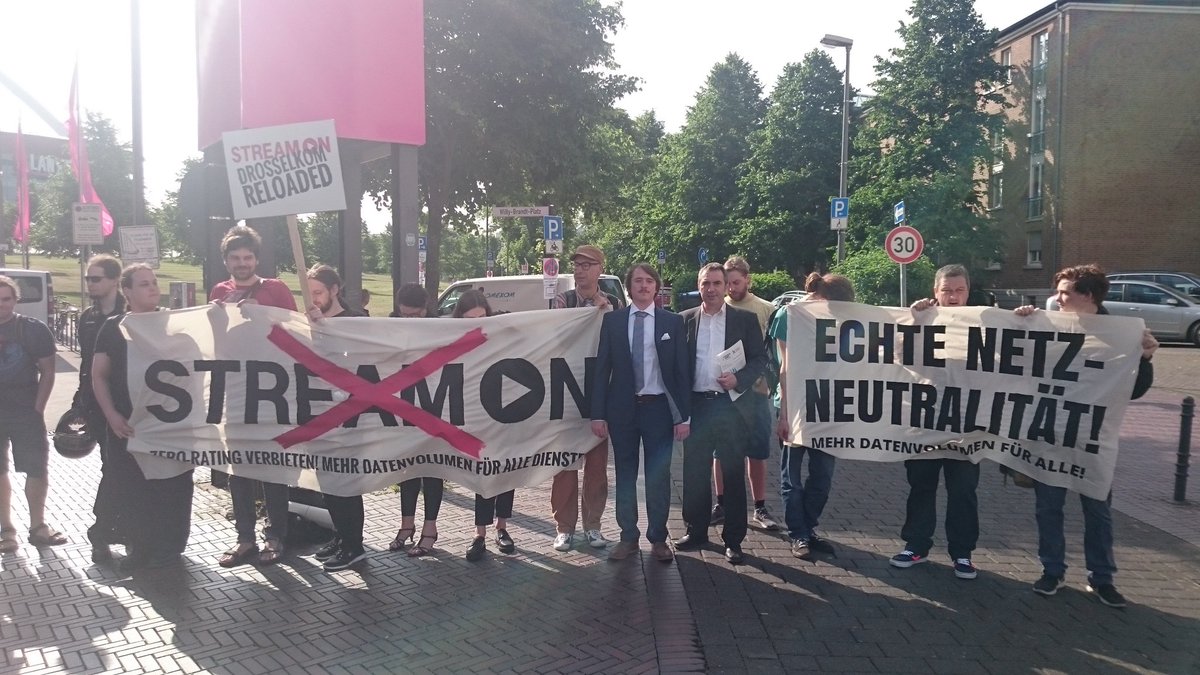 KompaLaw's tweet photo. Hoch die internationale Netzneutralität!!1! #streamoff #telekom https://t.co/m7gz0UOahC