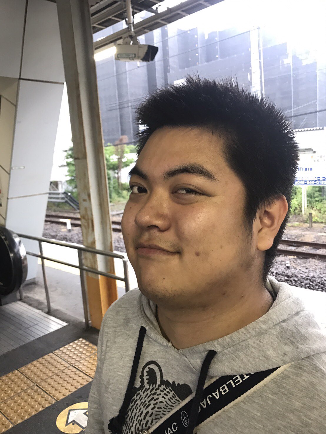 Twitter এ 久保知一研究室 中央大学 安武紘一 沖縄県産の濃い顔立ちとは裏腹にゆるふわマスコット的やすたけ 紳士的な優しさが評判 だいたいお腹空いてる 琉球王国王家の末裔との噂も 首里城は庭 最近はホテル安武を経営し始め ゼミ生達から大盛況 ホテル