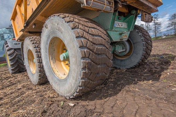 Are you looking for a wear resistant tread on paved roads?
We recommend the OBO K-028 tread. Call us for more information +31 523 251 332