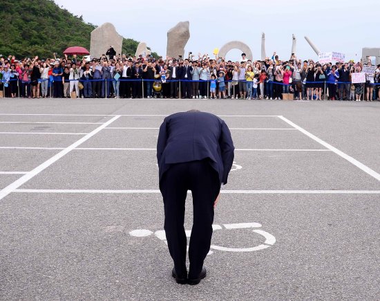<국민께 고개 푹 숙여 인사하는 대통령>

낮아 질수록 높아 보이는 법.

문재인, 당신이 대한민국 대통령인 것이 자랑스럽습니다. 당신이 고맙습니다.