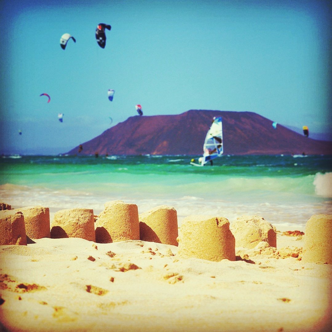 FuerteGuide's tweet image. Head on over to Corralejo for sun, sand, surf and lots of fun 😁 #Fuerteventura #CanaryIslands #Canaries #surf #windsurf #kitesurf #sail #sun
