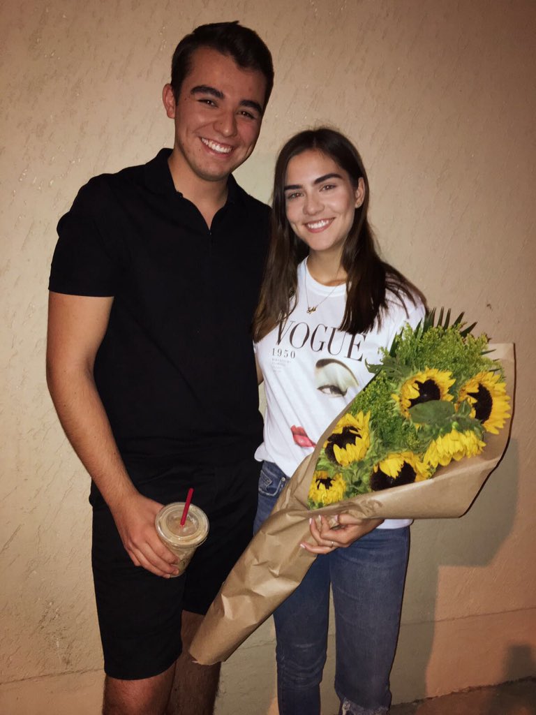 victoriaosunat's tweet photo. Prom date 👏🏼🌻✨🎓 @Fuse1617 @ColegioRegis @sofia_sesma @luisdiegoao https://t.co/dpZUAjgj2Q