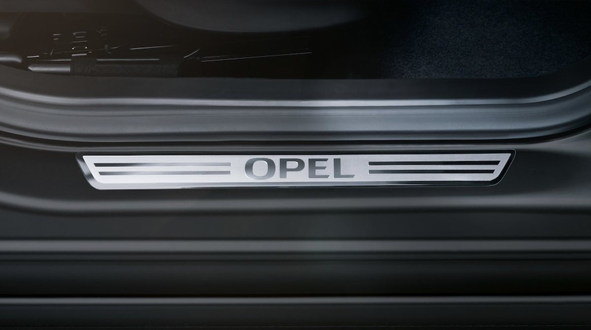 Echte Gentlemen halten die Tür auf. Der #OpelKARL ROCKS hilft auch beim Einsteigen. bit.ly/UmparkenImKopf…