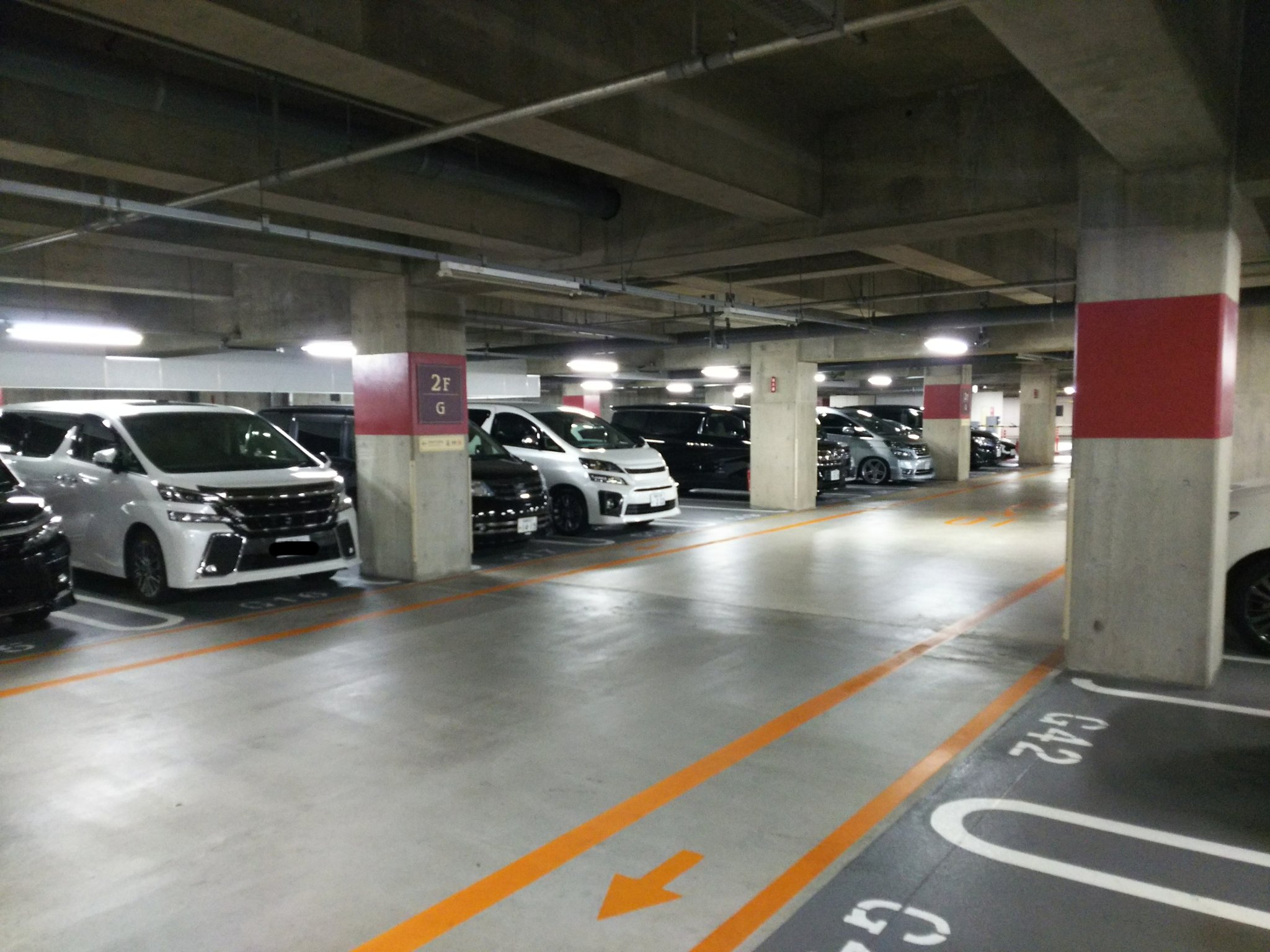 Sato0530 Al Twitter 都内の高級ホテルの地下駐車場は高級外車がほとんどだけどディズニーランドホテルの地下駐車場 はいつもアルヴェルが主流 これは平日だから少ない方で土日なんかオフ会やってる ってくらい多いよね そんなに安い車じゃないけど大衆車に感じるよね