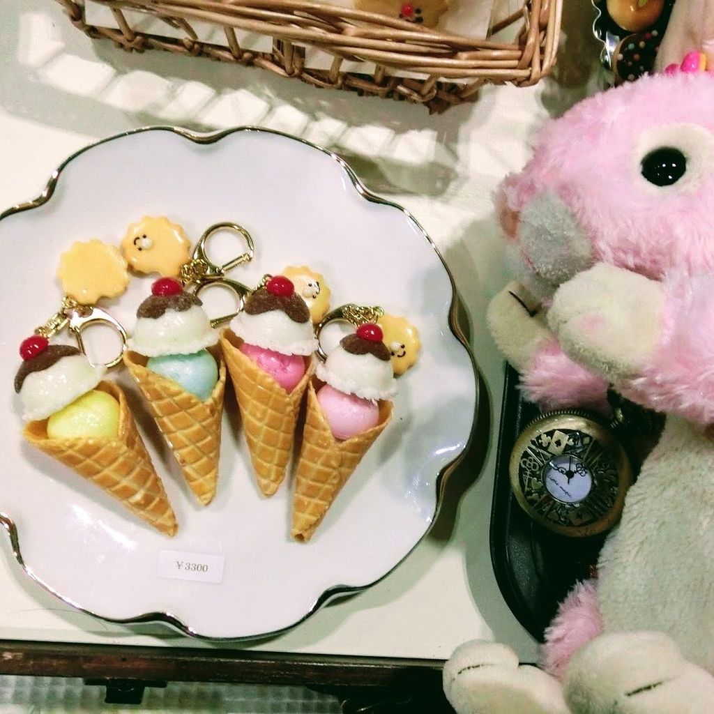 pintocuru's tweet photo. 甘い甘い2段ソフトクリームに今なら顔付きのクッキーもついてくる☆｜ fleurette @fleurette_mi  #デザフェス #フェイクスイーツ 
#designfesta45 #デザインフェスタ45 #designfes… https://t.co/whU0U6CBEg https://t.co/ehClCcZEPy
