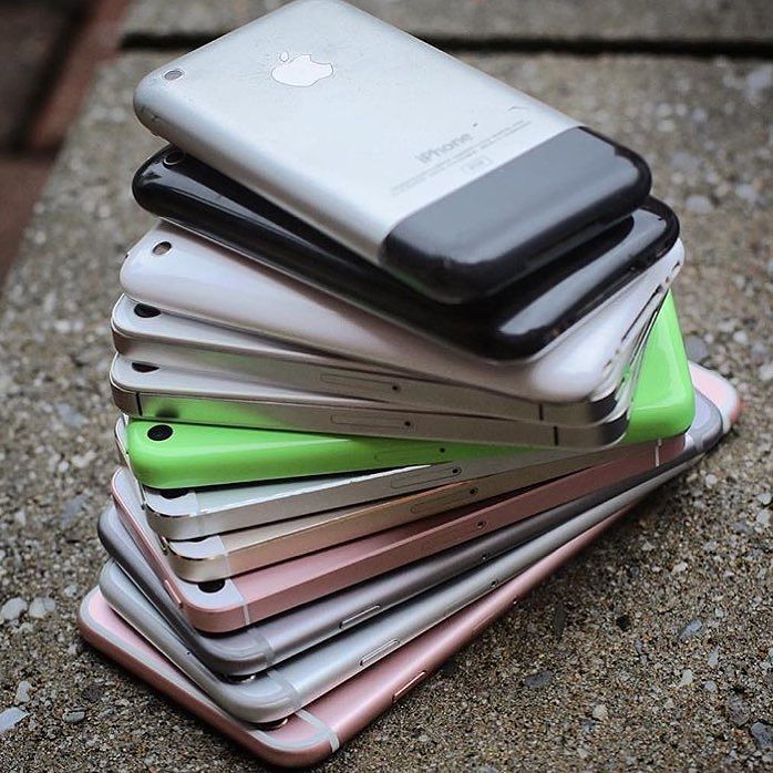 An iphone stack. Do you have ever any of apple product? Which one? #dailyregarde #dailyinspiration 
Pict from google