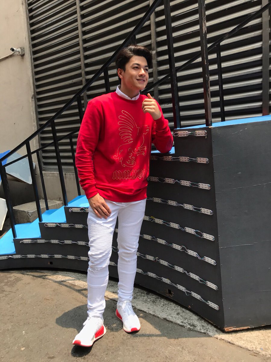 hashtag_CK's tweet photo. Smile! Happy looks good on you... 

#ShowtimeMayDalangNgiti https://t.co/Qkm82UwP5h